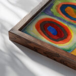 Quadrate mit konzentrischen Ringen 1913 Wassily Kandinsky close up dark wood mockup