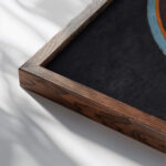 Relief noir avec des cercles de couleur Robert Delaunay close up dark wood mockup