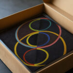 Relief noir avec des cercles de couleur Robert Delaunay video mockup