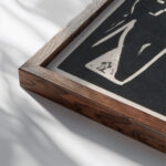 Ruiter op een paard 1888 Henri Jonas close up dark wood mockup