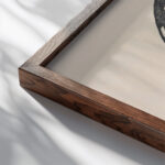 Schild 1942 Reijer Stolk close up dark wood mockup