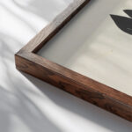 Sporen van een varken en kasuaris 1936 F. Ockerse close up dark wood mockup