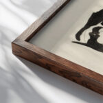 Springend paard met het hoofd naar achteren gedraaid in een kader met op de achtergrond golven. 1937 Leo Gestel close up dark wood mockup