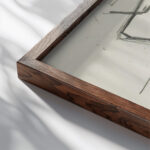 Staande figuur met gebogen knieen en opgeheven armen 1906 Reijer Stolk close up dark wood mockup