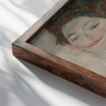 klimt Dame in Weis 1917 1918 cat 3x4 close up dark wood mockup